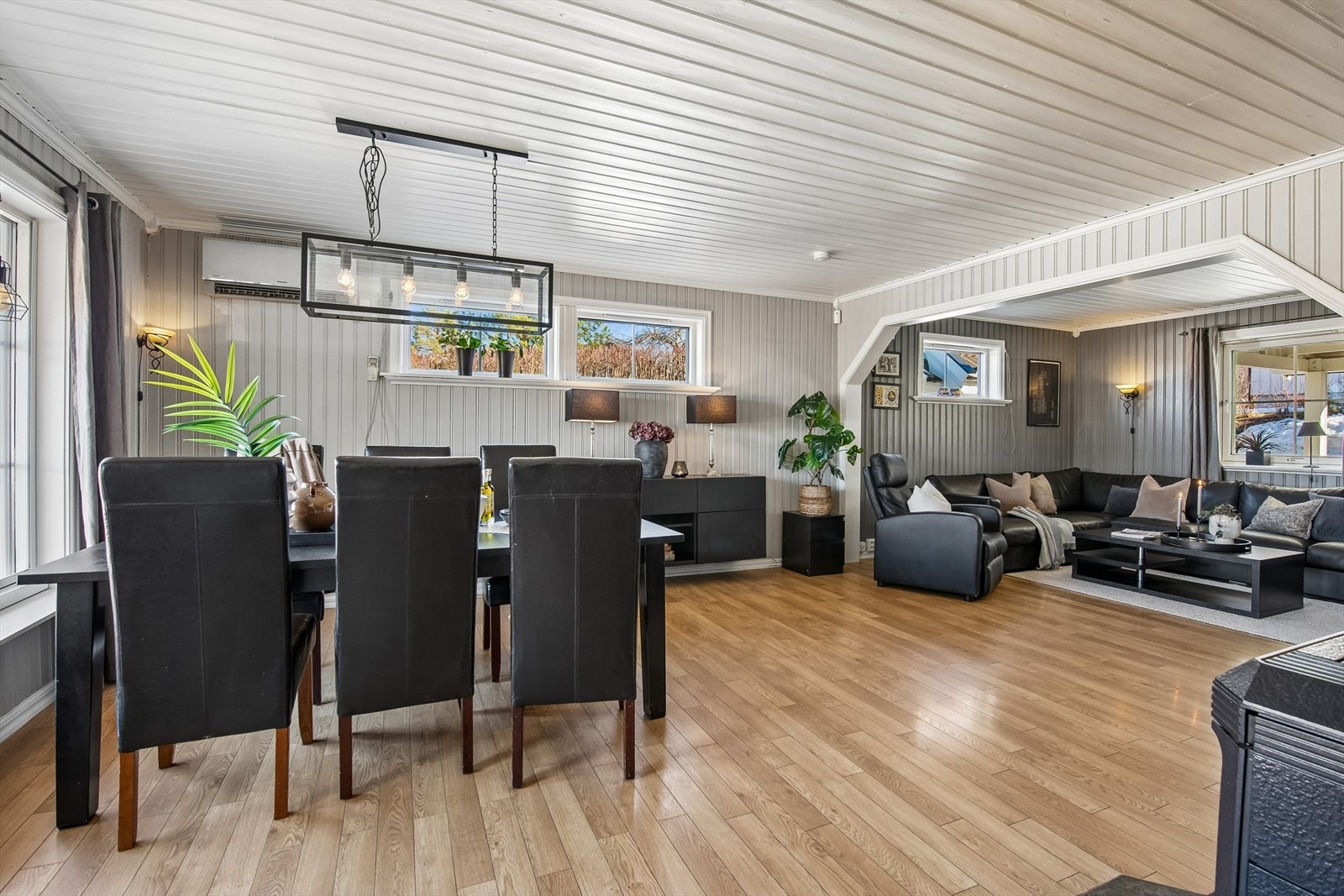 Her er det god plass til både sofagruppe og spisebord. Galleribilde