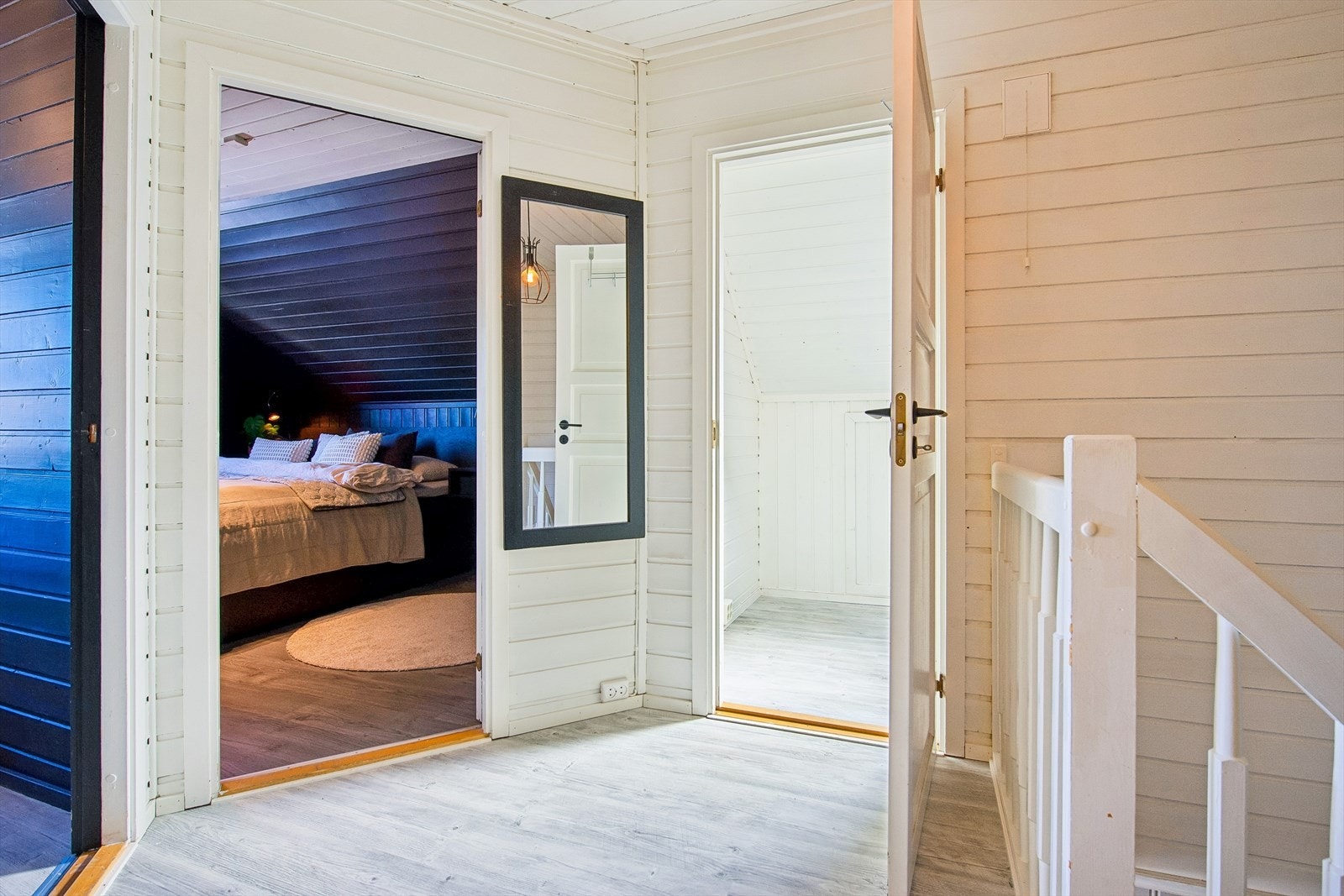 I loftsetasjen finner du soverommene. Gulvene her ble fornyet i 2022. Galleribilde