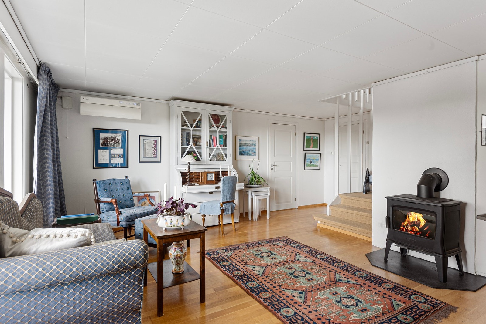 Her ble varmepumpen satt inn i 2015, mens det ble installert ny peisovn i 2023 Galleribilde