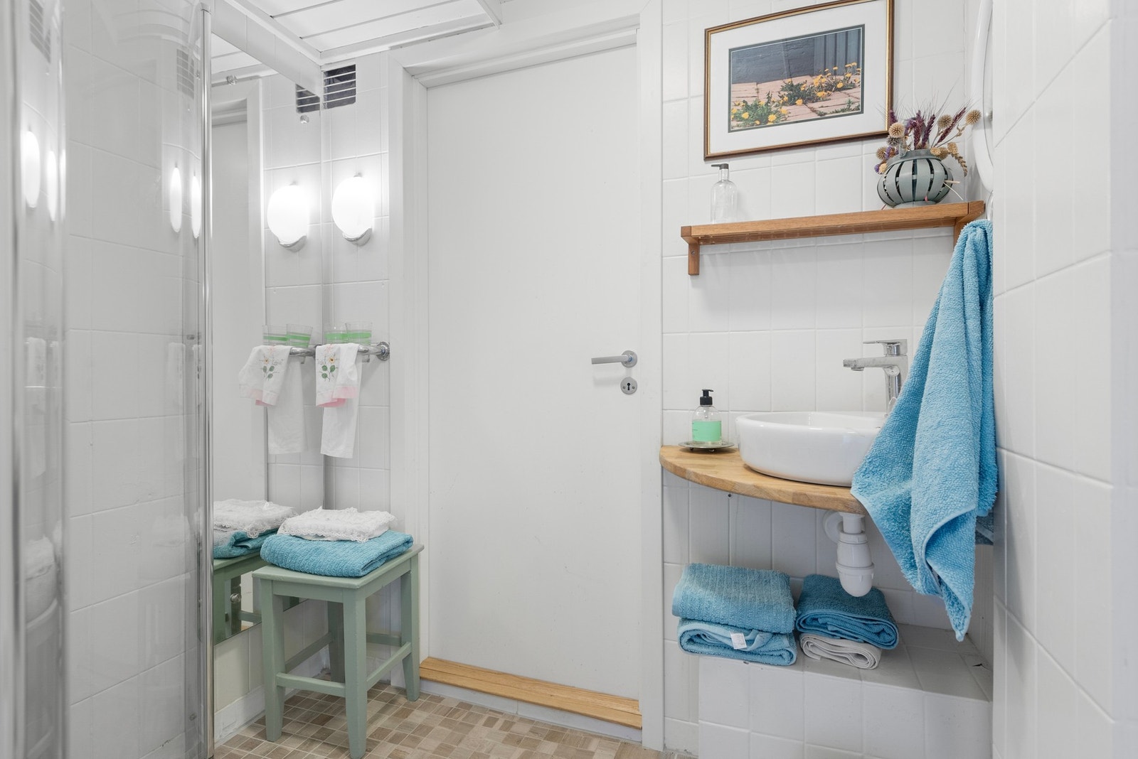 Badet i etasjen inneholder dusjhjørne og servant, i tillegg til at du har adkomst til separat toalett fra stuen Galleribilde