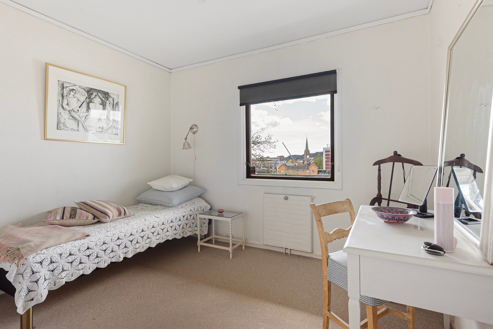 Åpent soverom med god plass, perfekt for individuell innredning og personlige detaljer Galleribilde