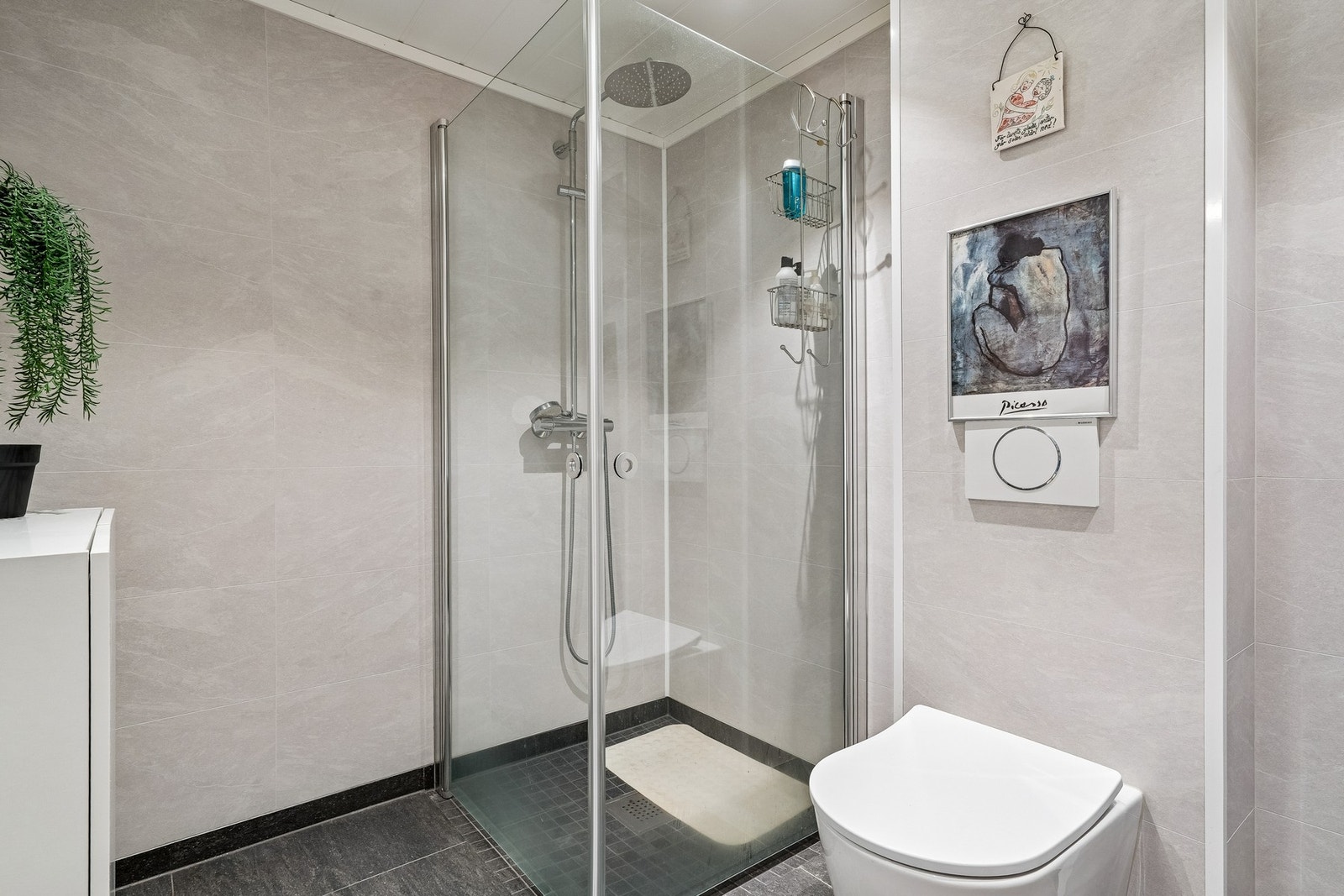 Dusjløsning og praktisk oppsett for en enkel hverdag. Galleribilde