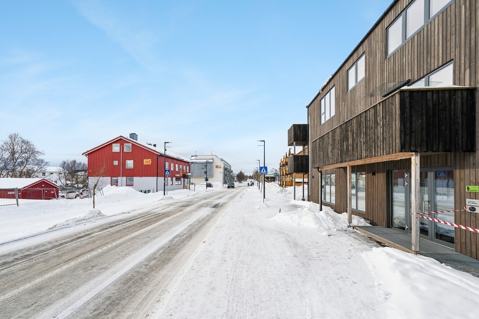 Med denne sentrale beliggenheten har du gangavstand til alt på Leknes. Galleribilde