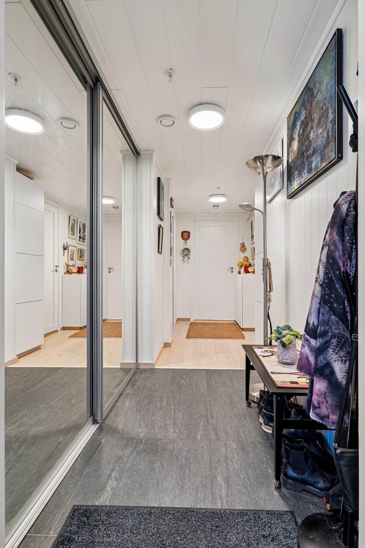 Lys og ryddig inngangssone. Galleribilde