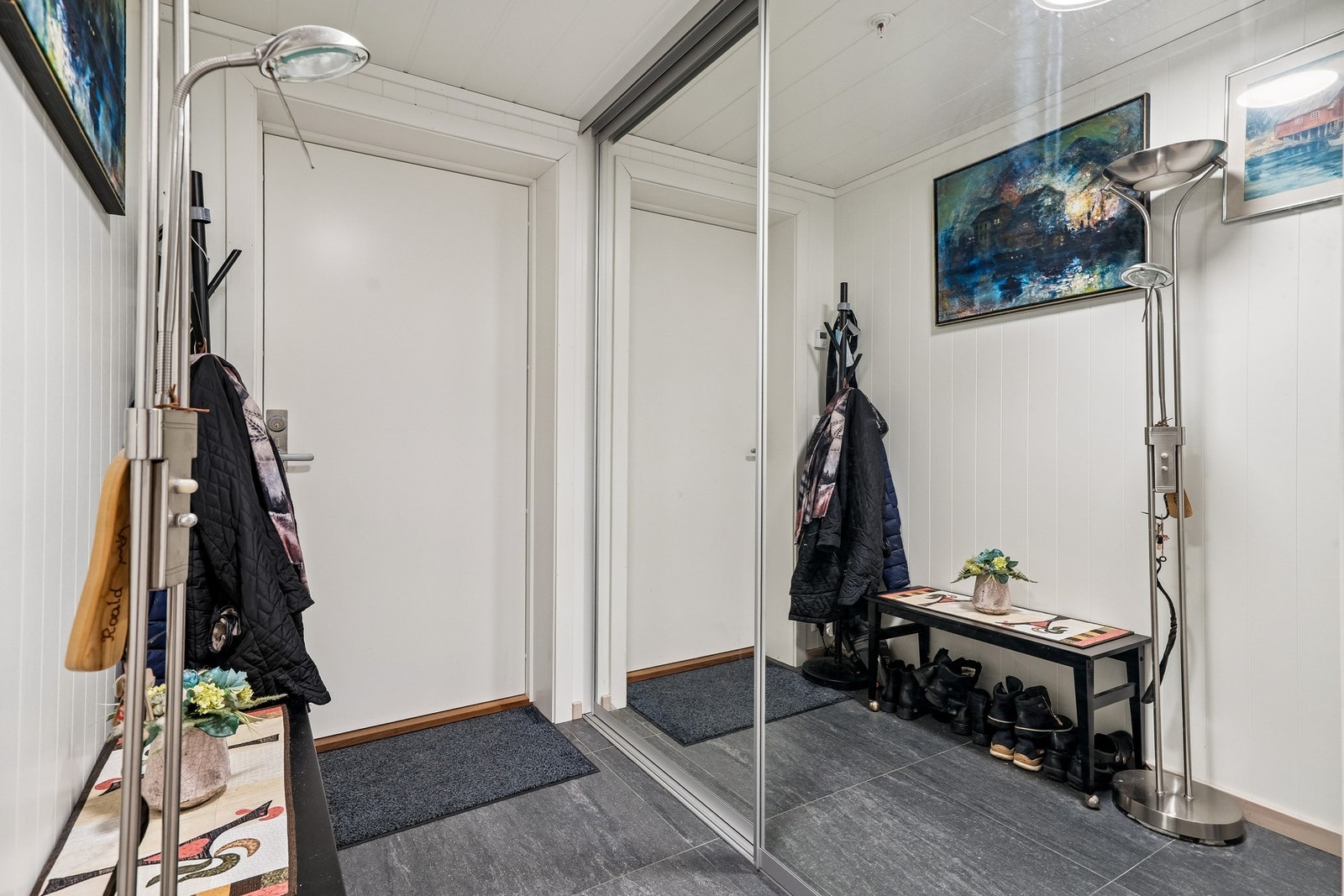 Praktisk entré. Skyvedørsgarderobe med god plass til oppbevaring. Galleribilde