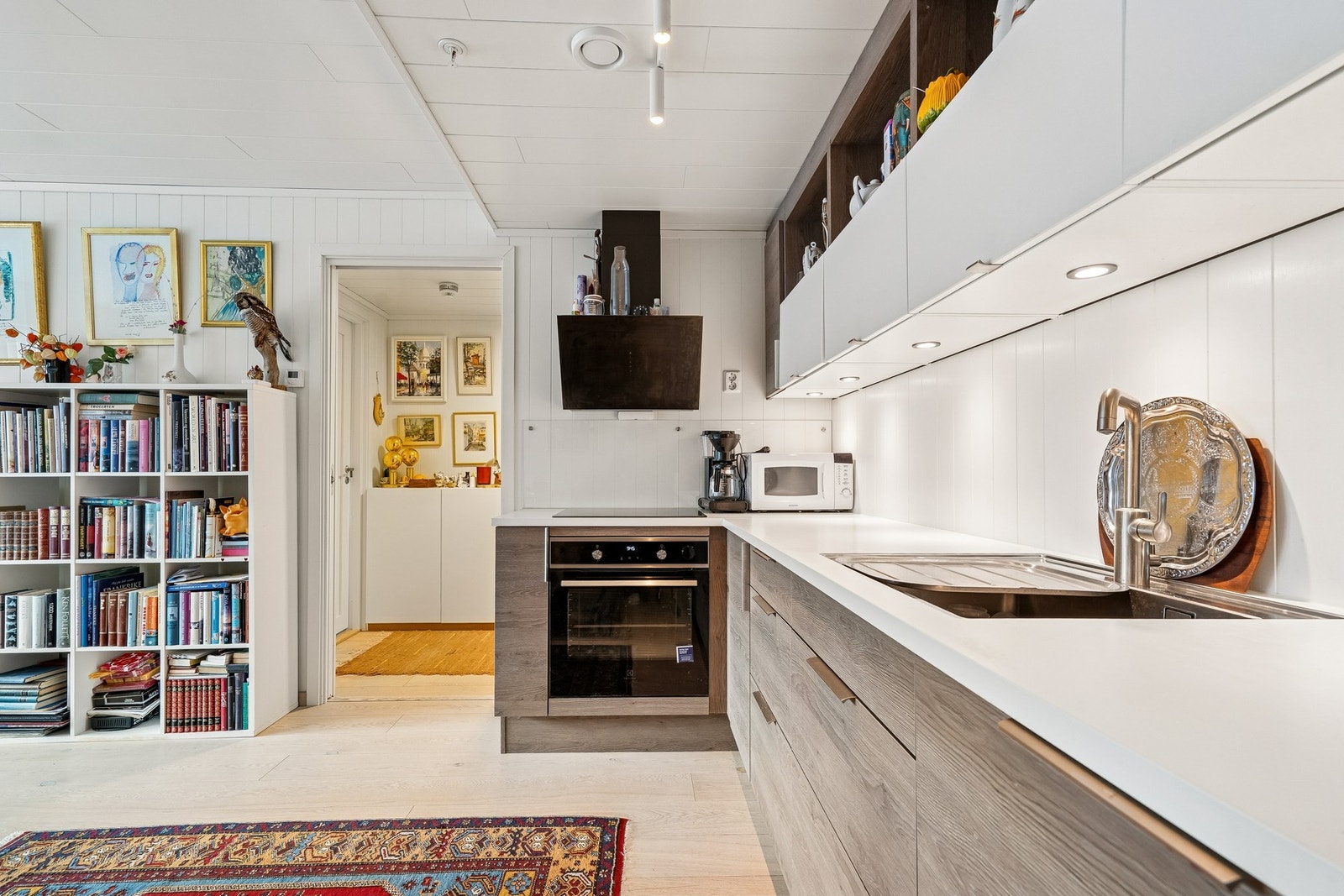 Kjøkkenet har en lang og ryddig utforming som gir god arbeidsflyt. Galleribilde