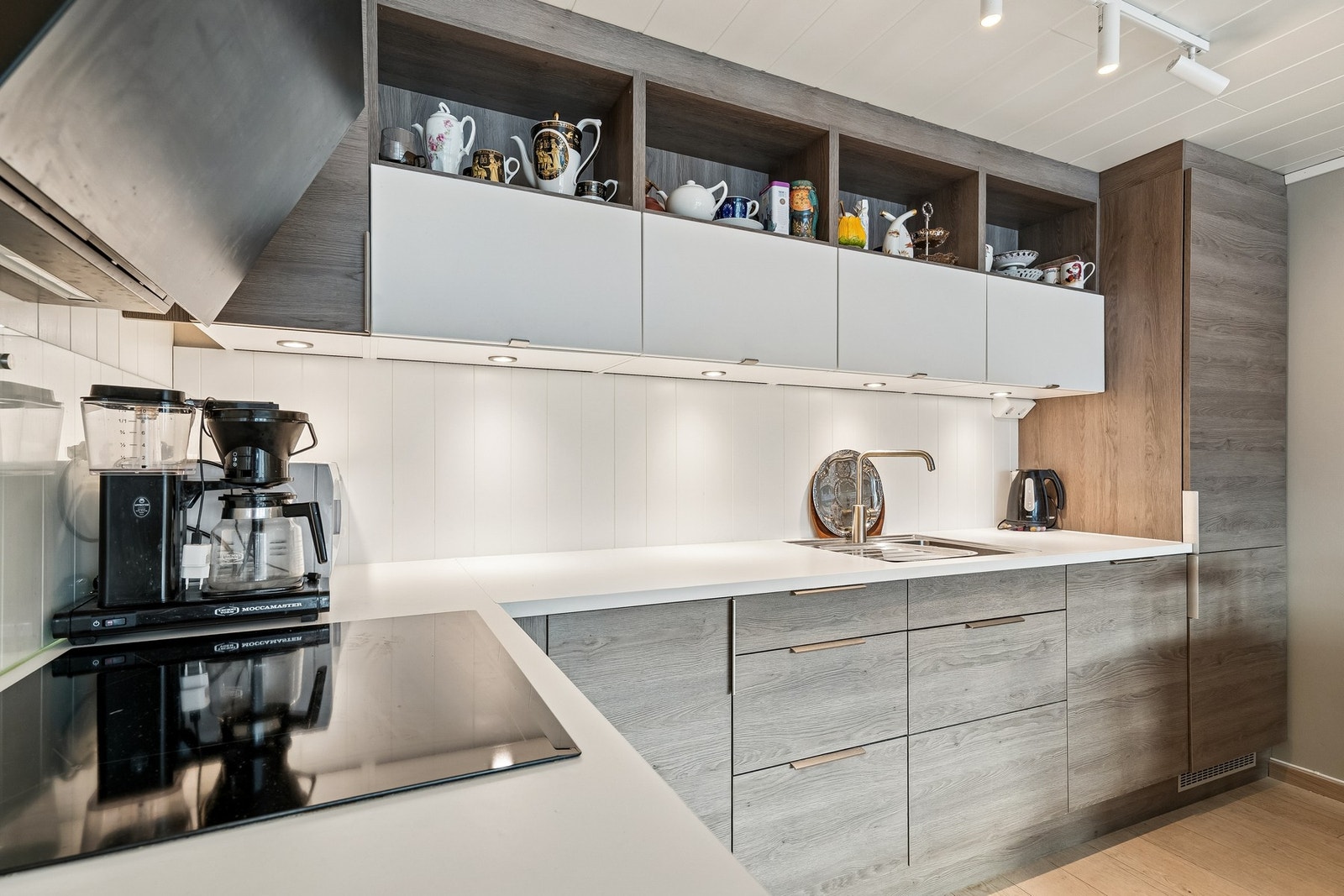 Delikate overflater gir kjøkkenet et helhetlig og tidsriktig uttrykk. Galleribilde