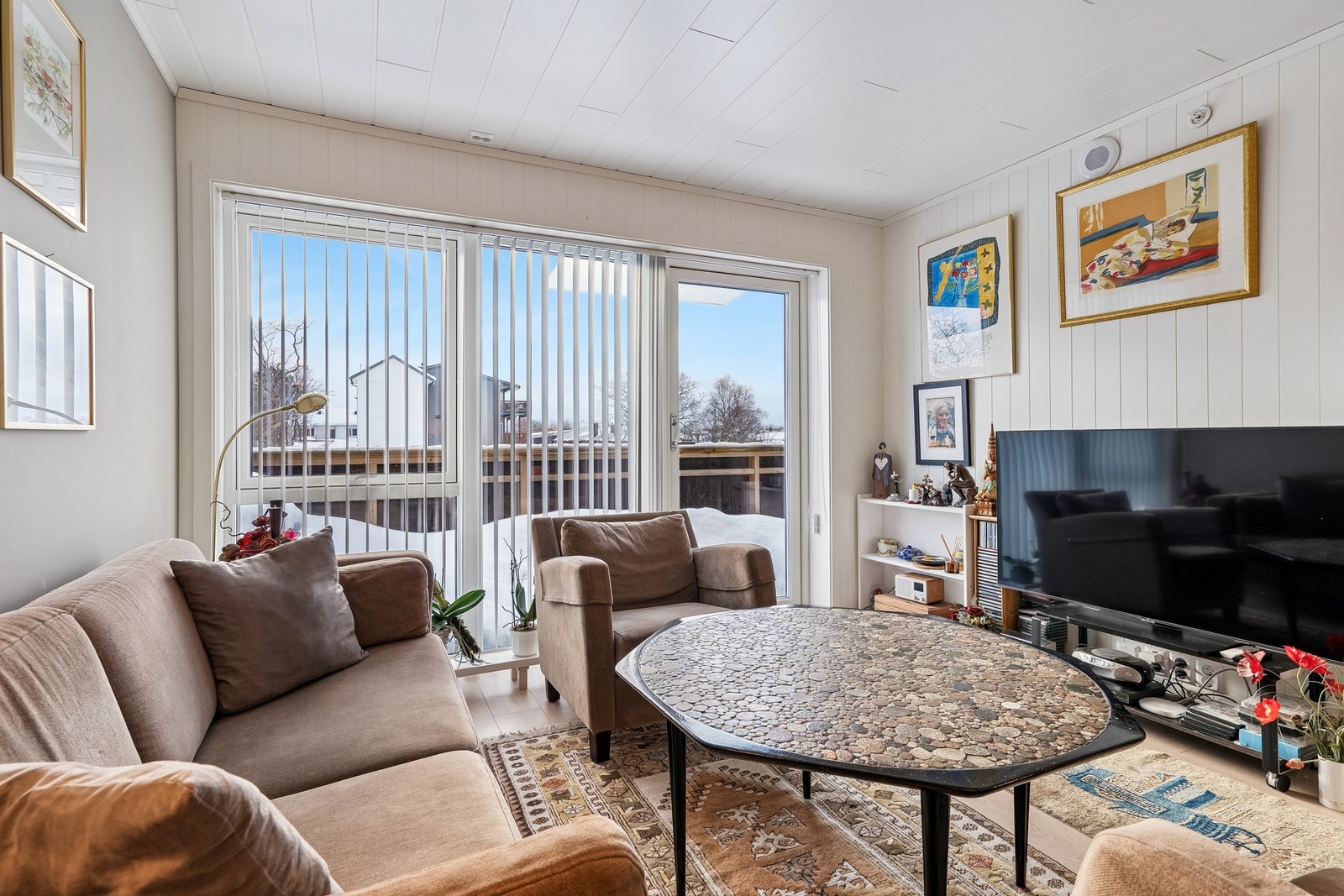 Store vindusflater slipper inn rikelig med naturlig lys. Galleribilde