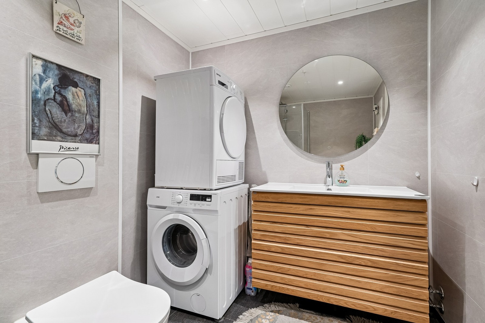 Enkel vaskeløsning kombinerer bad og klesvask på en plassbesparende måte. Velger man kombinert vaskemaskin og tørketrommel i en maskin, blir det plassbesparende. Galleribilde