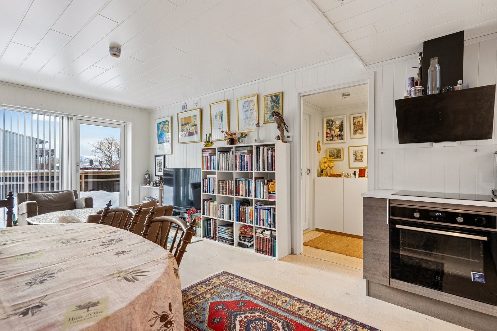 Stuen har utgang til veranda som forlenger oppholdsrommet Galleribilde