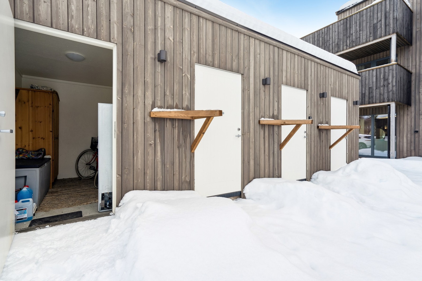 Leiligheten disponerer egen parkeringsplass samt isolert sportsbod med strøm og belysning. Galleribilde