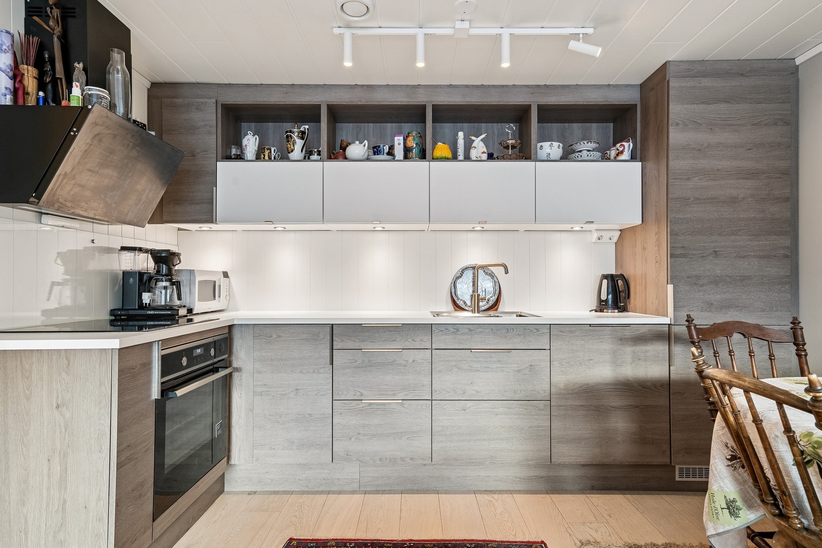 Moderne kjøkken med stilrent uttrykk. Galleribilde