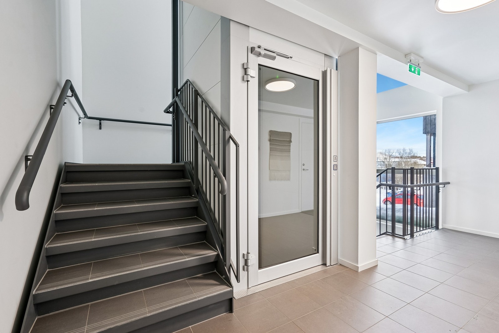 Adkomsten er utstyrt med både heis og trapp. Trappeoppgang er flislagt. Galleribilde