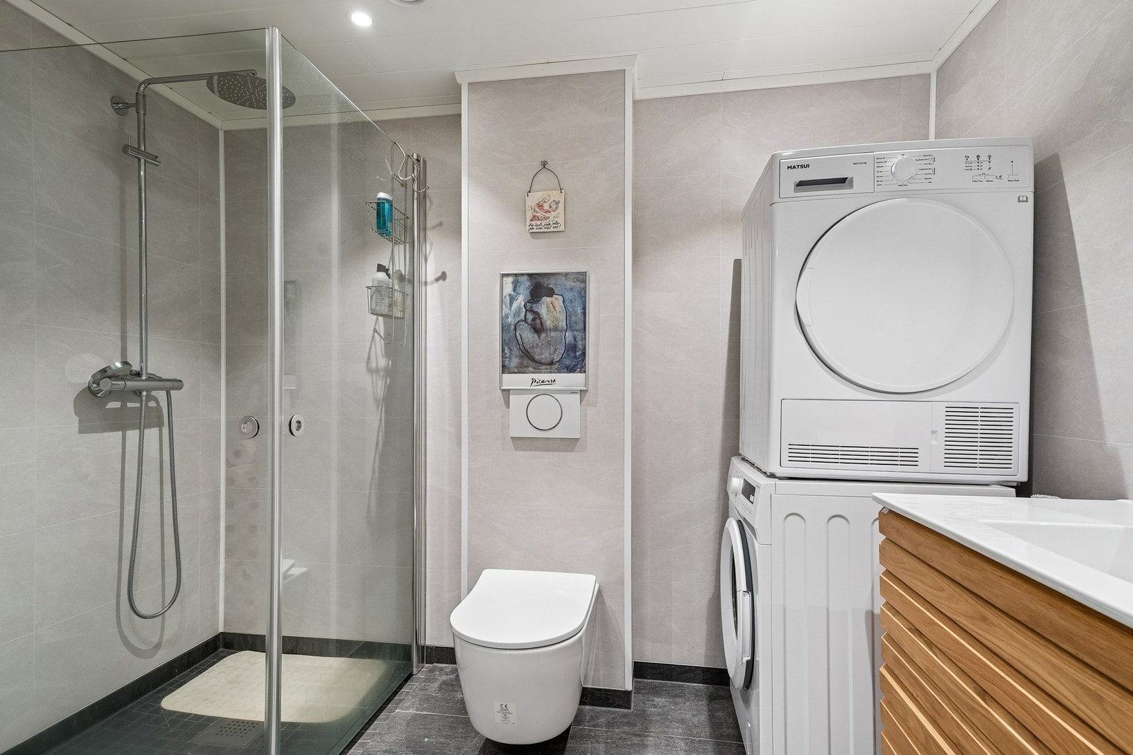 Flislagt bad med moderne uttrykk og god standard. Her får du både komfort og funksjonalitet i ett. Galleribilde