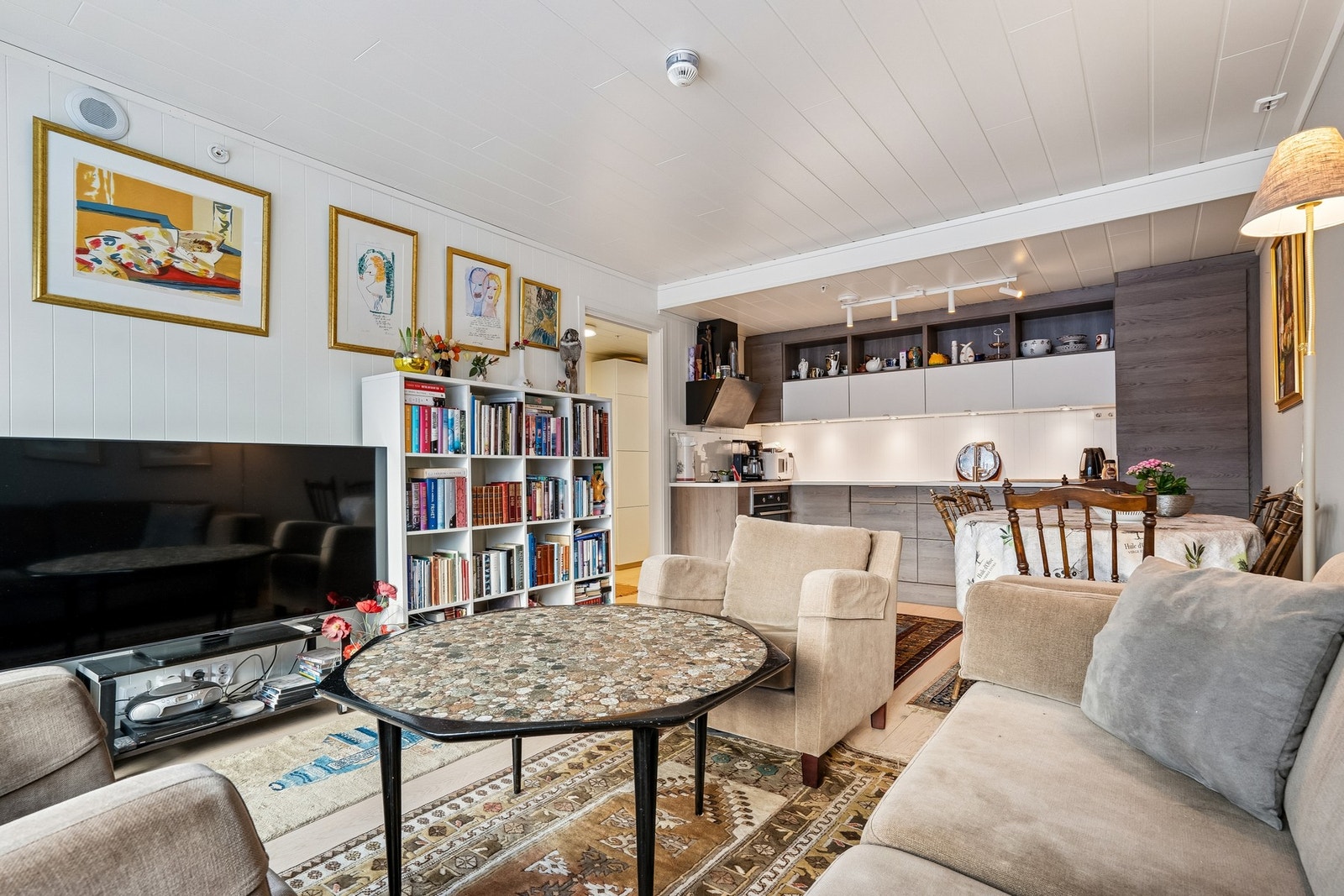 Åpen løsning mellom stue og kjøkken gir en luftig romfølelse Galleribilde