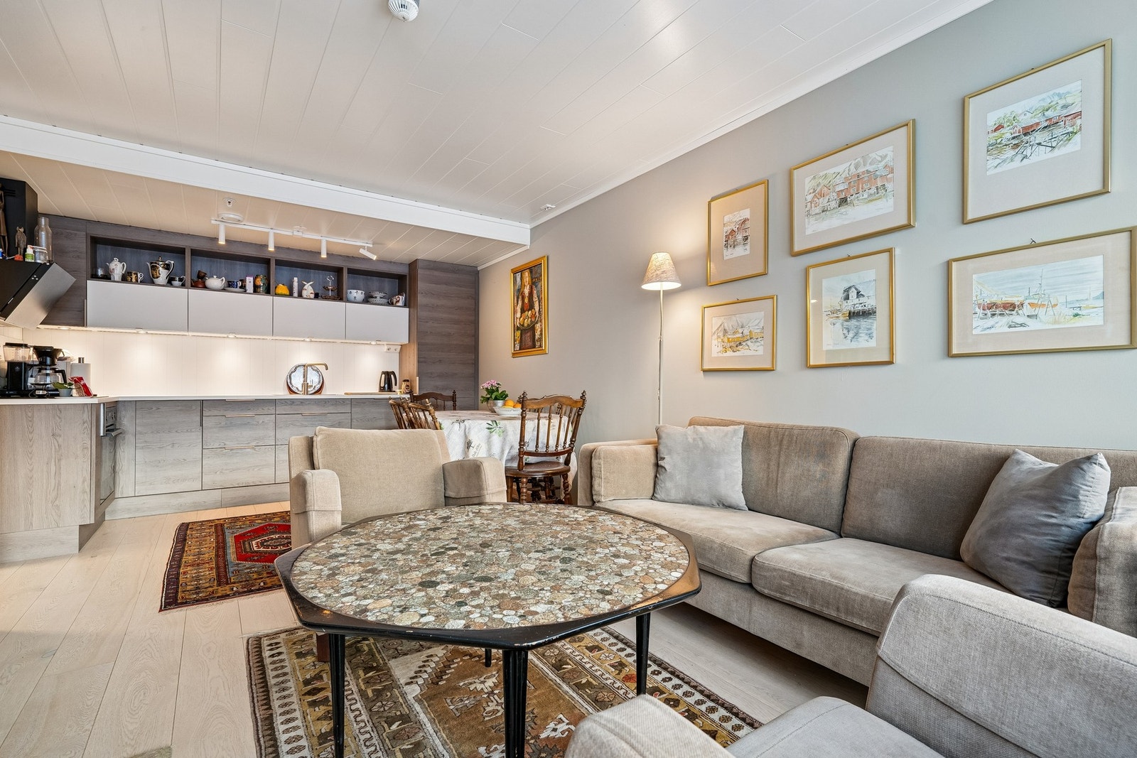 Sosial stue med plass til sofagruppe og hyggelige sammenkomster. Galleribilde