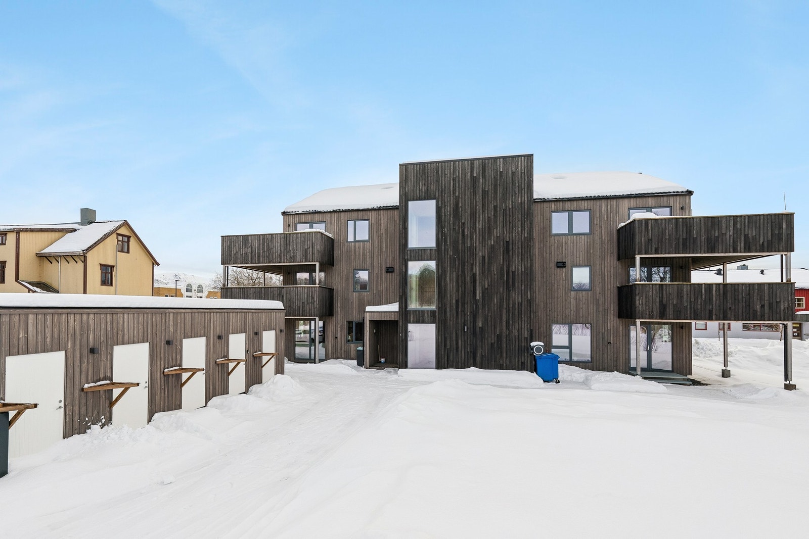 Sameiet har et uteområde av god størrelse, det er også etablert plen. Galleribilde