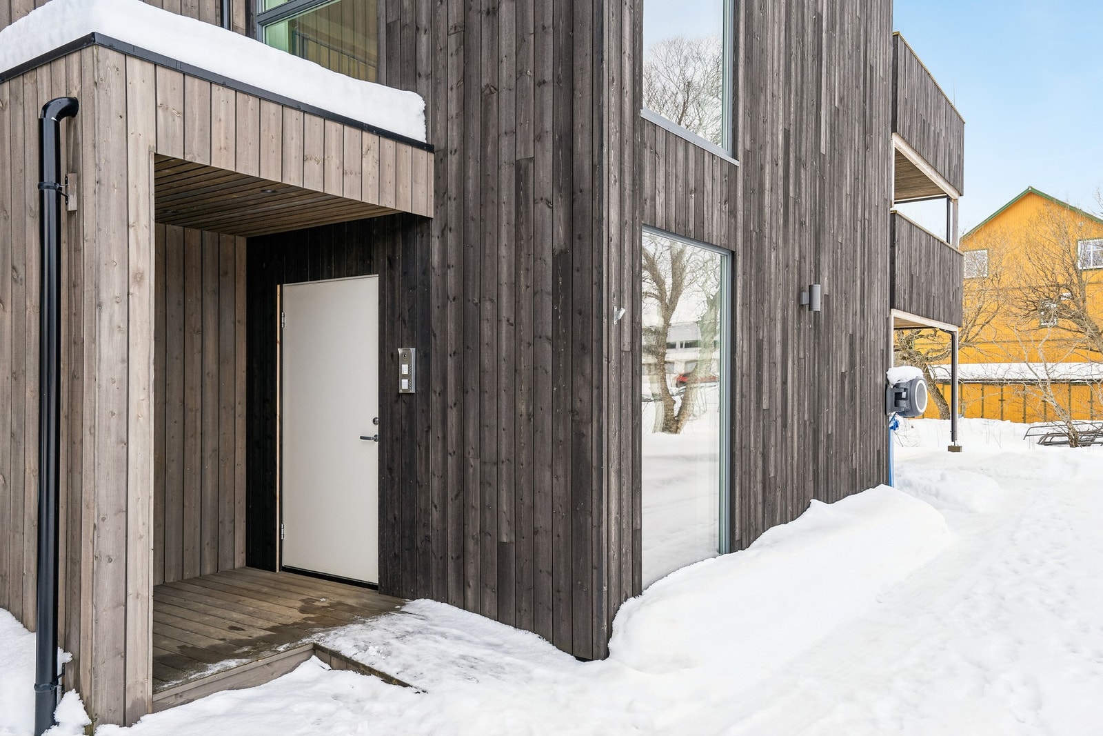 Overbygd inngangsparti med porttelefon. Galleribilde