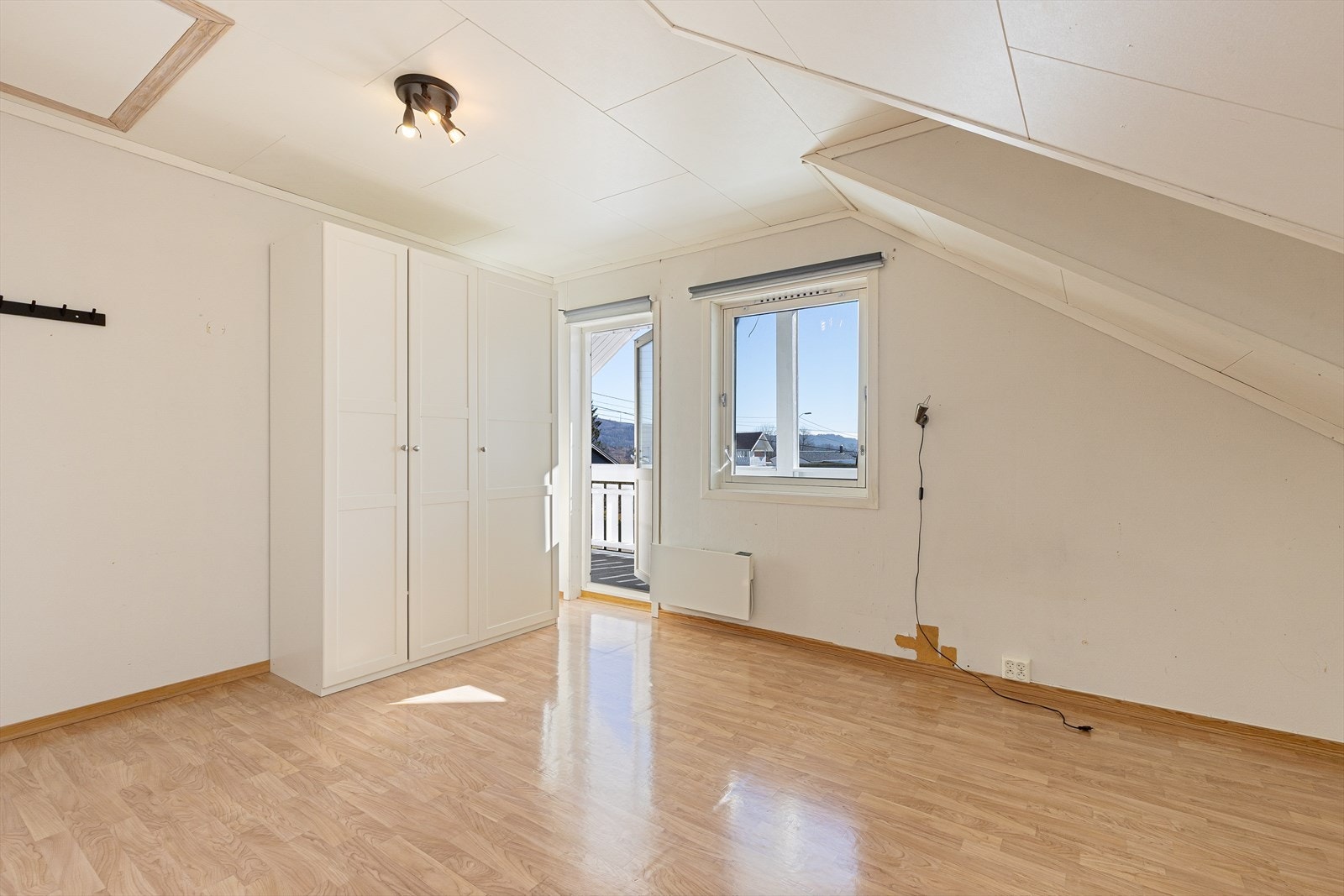 Begge de store soverommene har utgang til sydvendt luftebalkong. Galleribilde