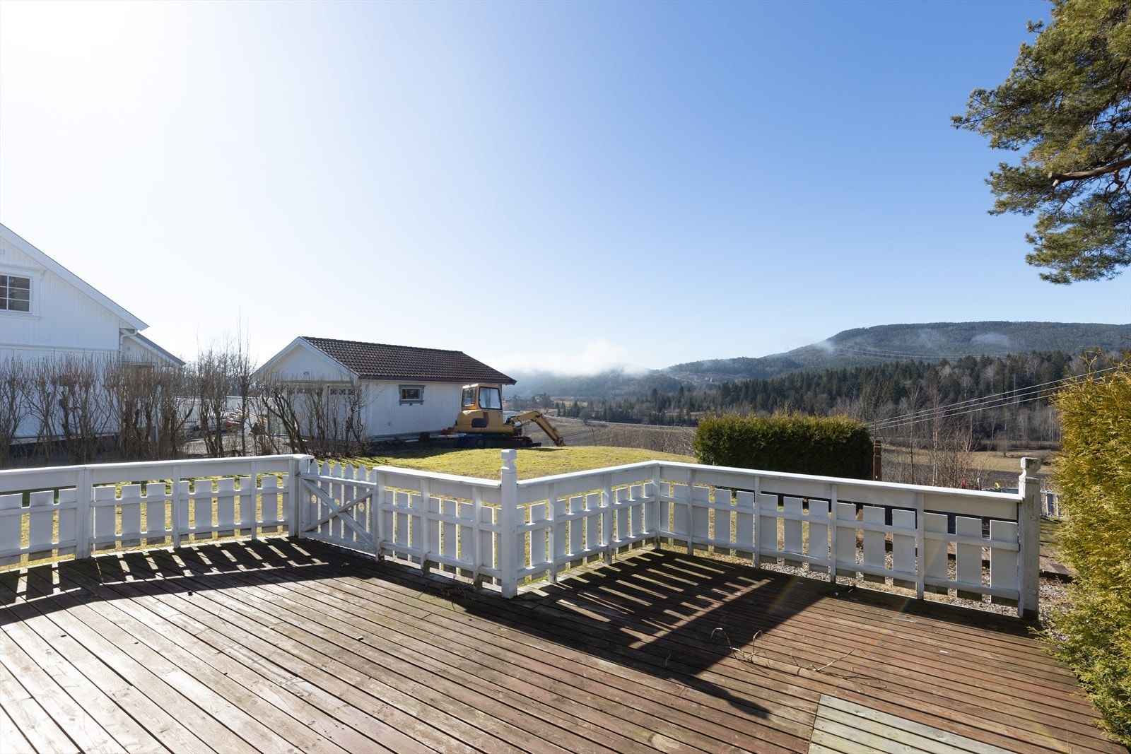 Det er verandadør med adkomst ut til sjenerøse terrasseområder som ligger solrikt til. Galleribilde