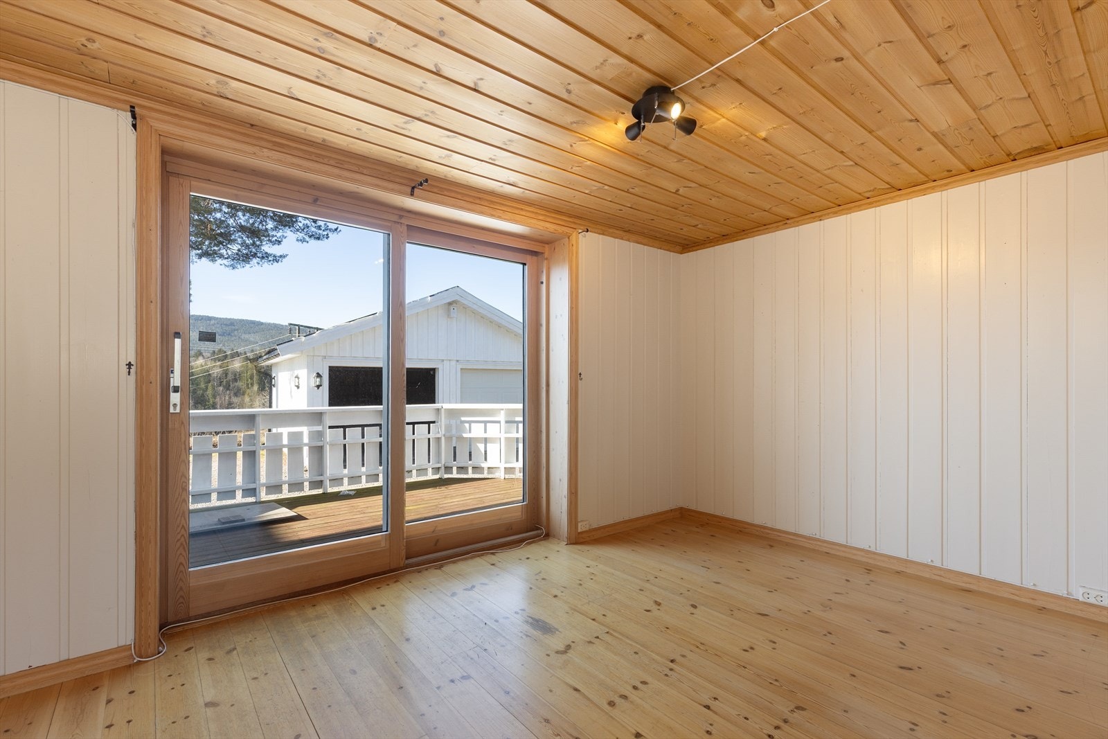 Den andre stua er vesvendt, med skyvedør ut til terrassen. Galleribilde