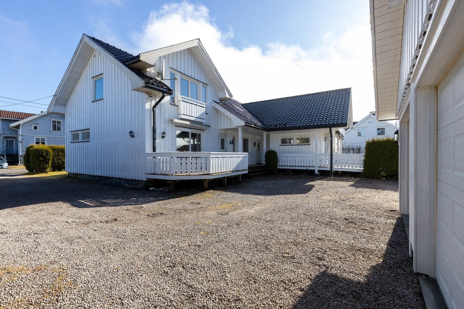 Begge seksjonene har egne inngangspartier og stor gruset gårdsplass. Galleribilde