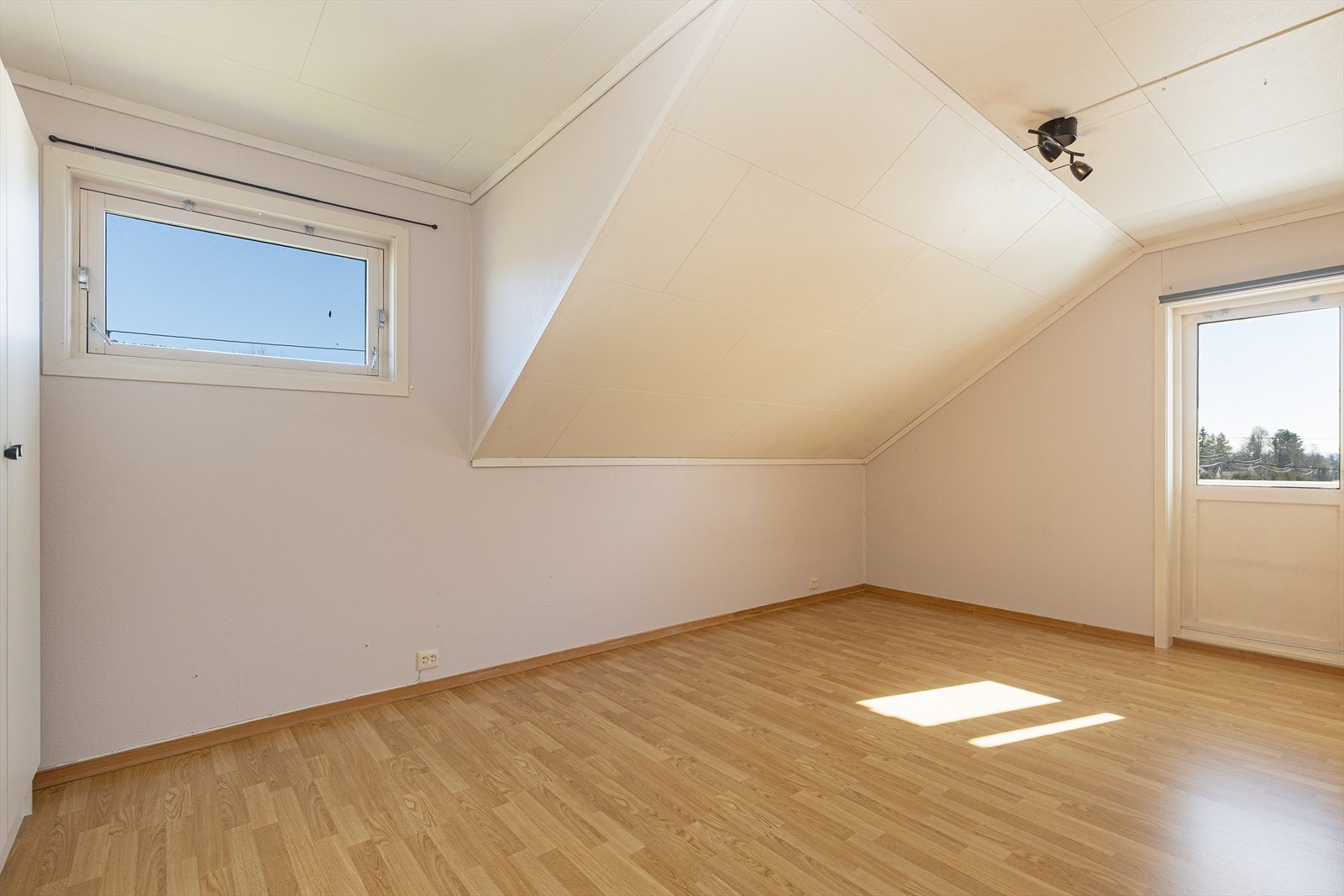 Det er tilsammen 3 soverom i denne seksjonen, to store og et litt mindre. Galleribilde
