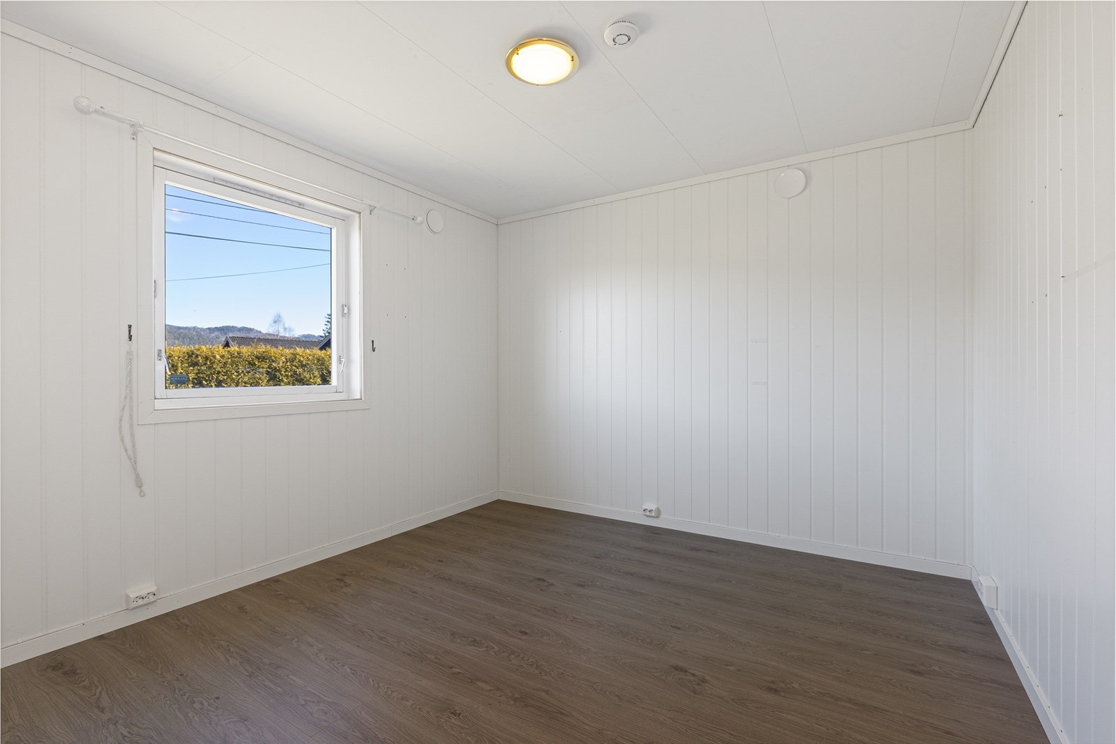 Denne boligen har et lyst og fint soverom av god størrelse i 1. etasje. Galleribilde