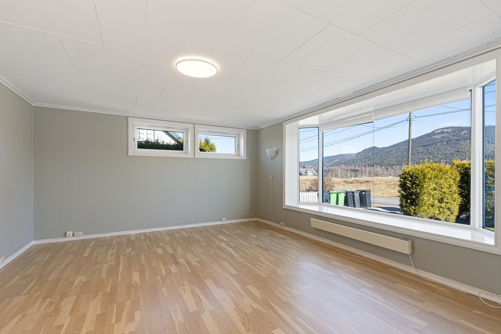 Stua har gode veggflater som gjør det enkelt å møblere. Galleribilde