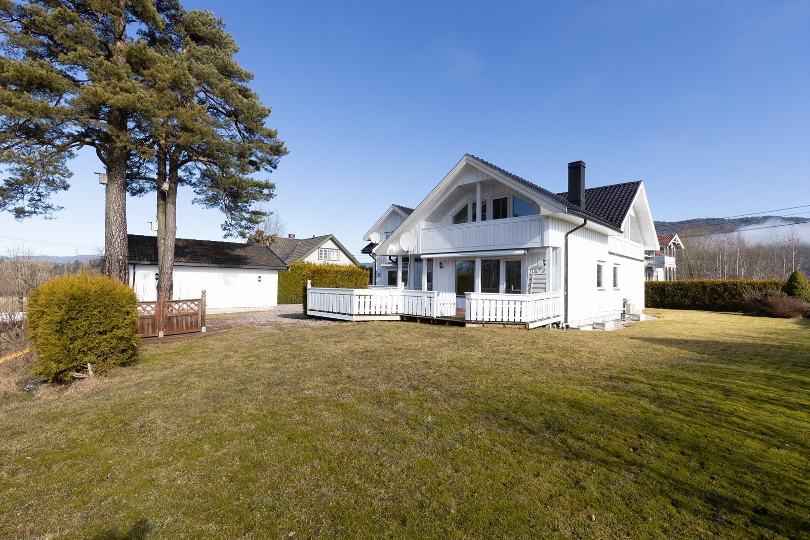 Boligen er opprinnelig fra 1899, ombygget/tilbygget i 1985 og består i dag av to seksjoner som selges samlet. Galleribilde