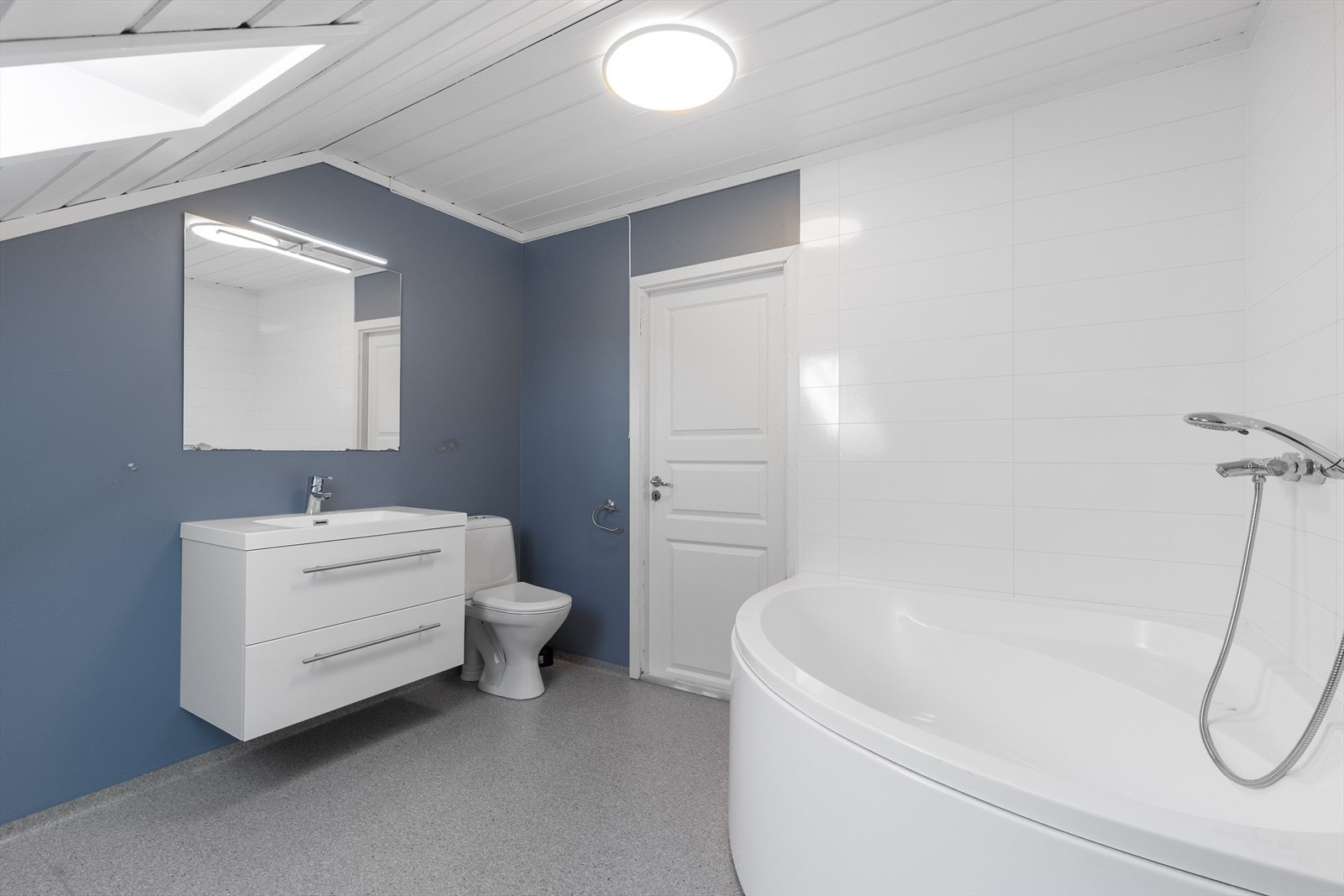 Badet er også innredet med hjørnebadekar og toalett. Galleribilde