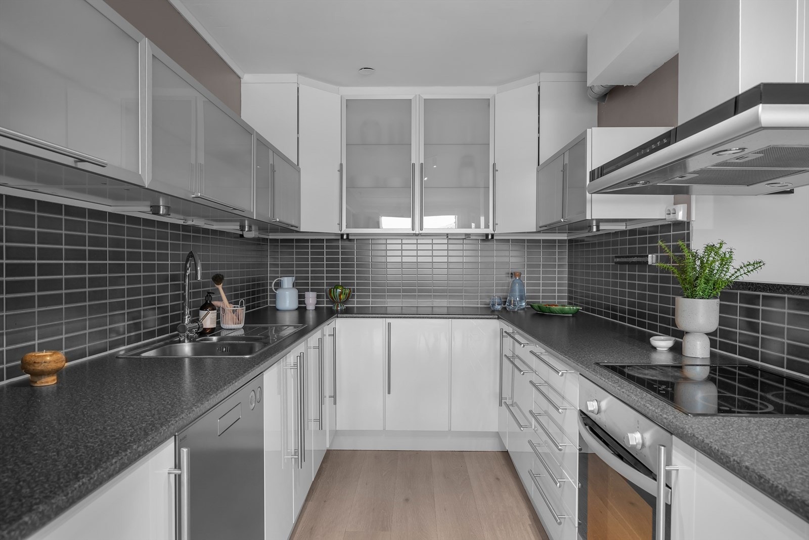 Kjøkkenet har mye skap- og benkeplass Galleribilde