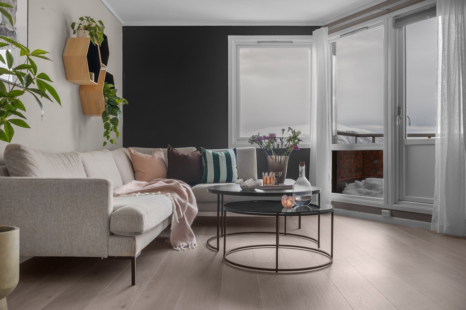 Leiligheten har en lys og moderne utførelse Galleribilde