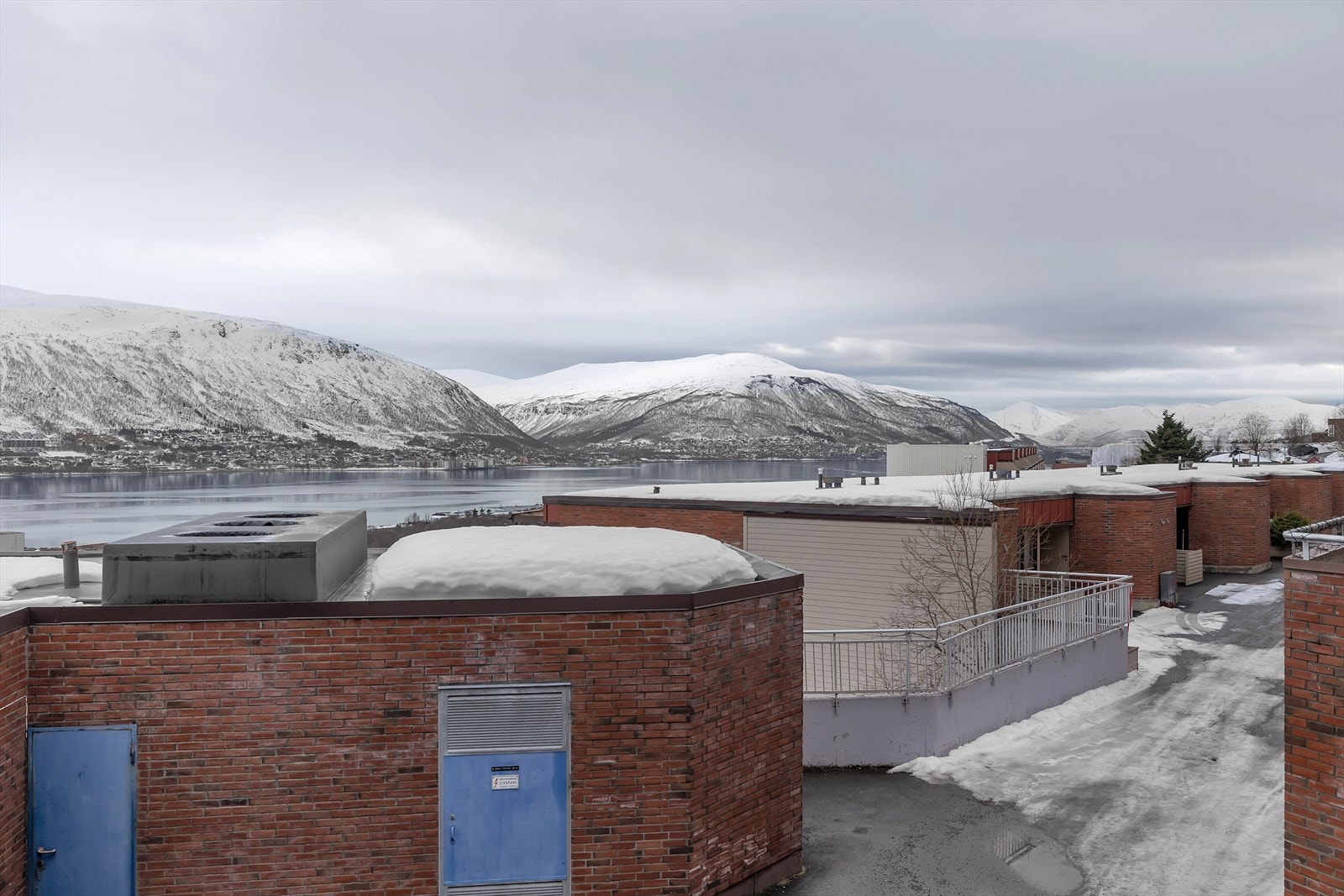 Flott utsikt over Tromsøysundet og mot fastlandet Galleribilde