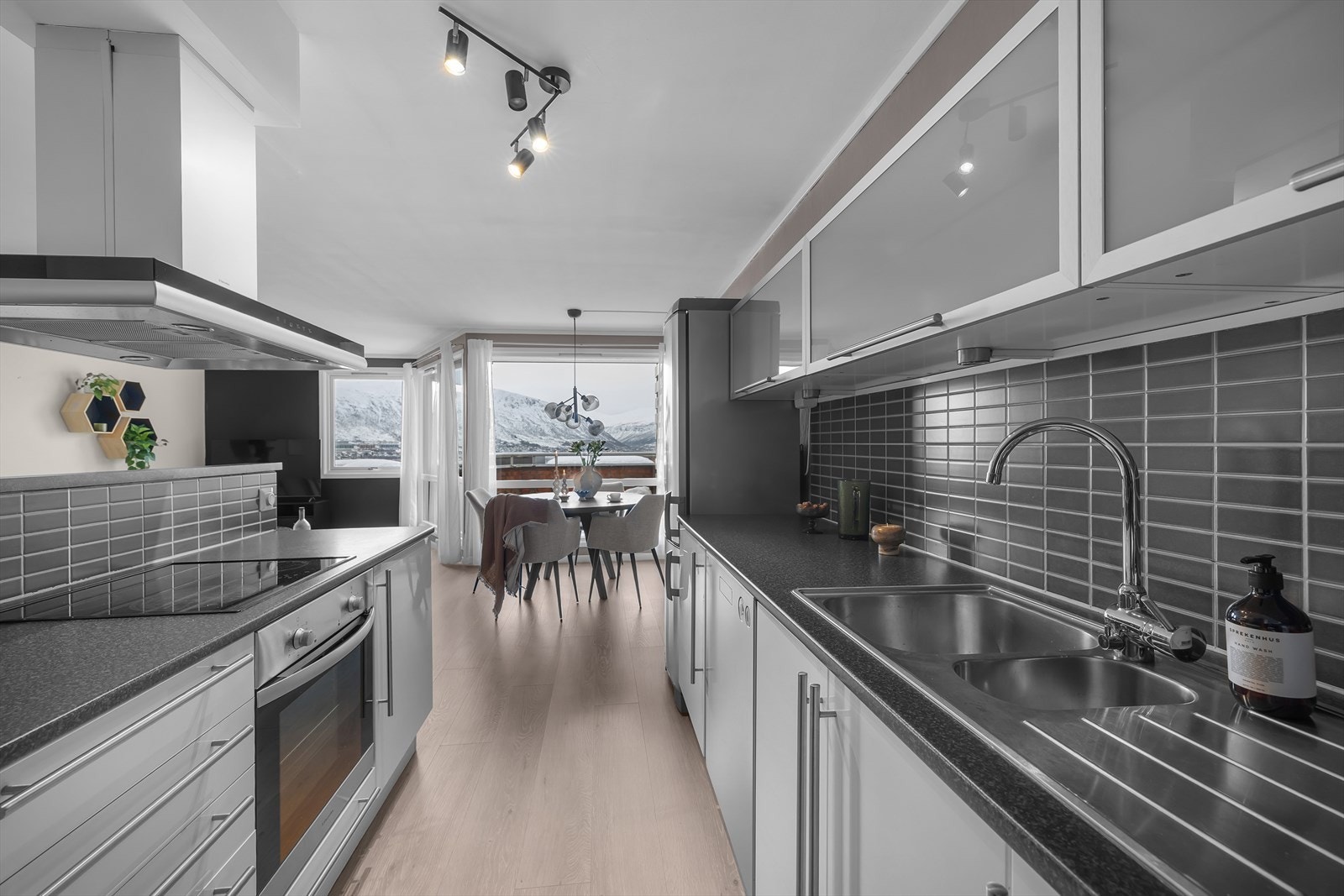 Kjøkkenet har godt med benkeplass Galleribilde