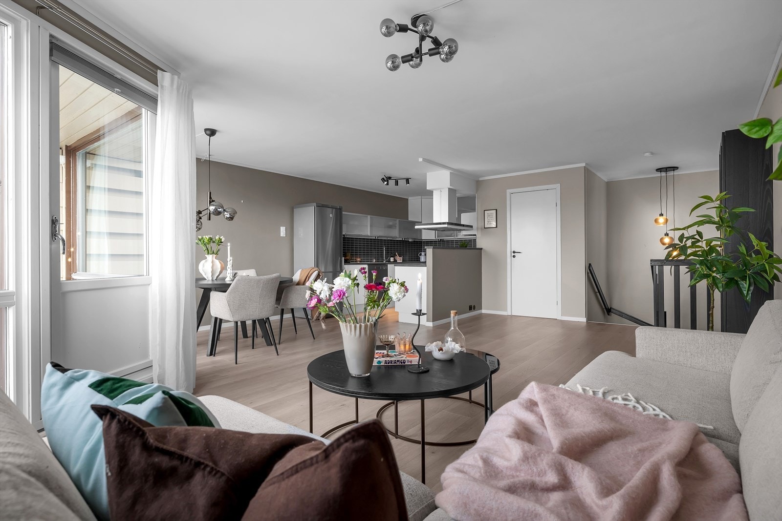 Stue og kjøkken i åpen løsning Galleribilde