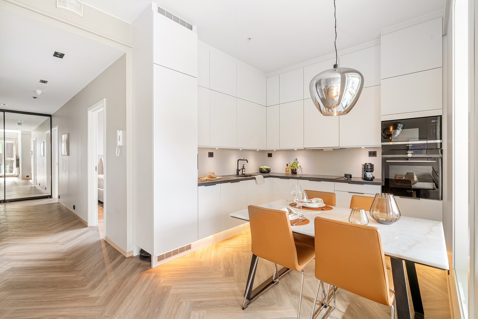 Moderne kjøkken med god skap og benkeplass. Galleribilde