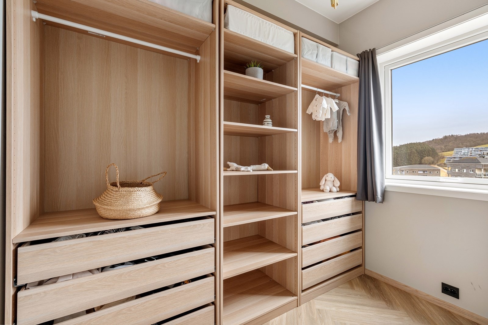 Også dette rommet har en god garderobeløsning som medfølger i handelen. Galleribilde