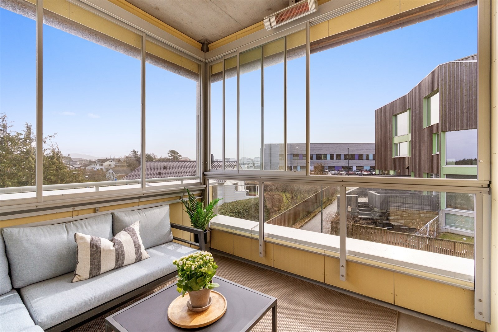 Innglasset terrasse med utsikt samt gode solforhold. Galleribilde