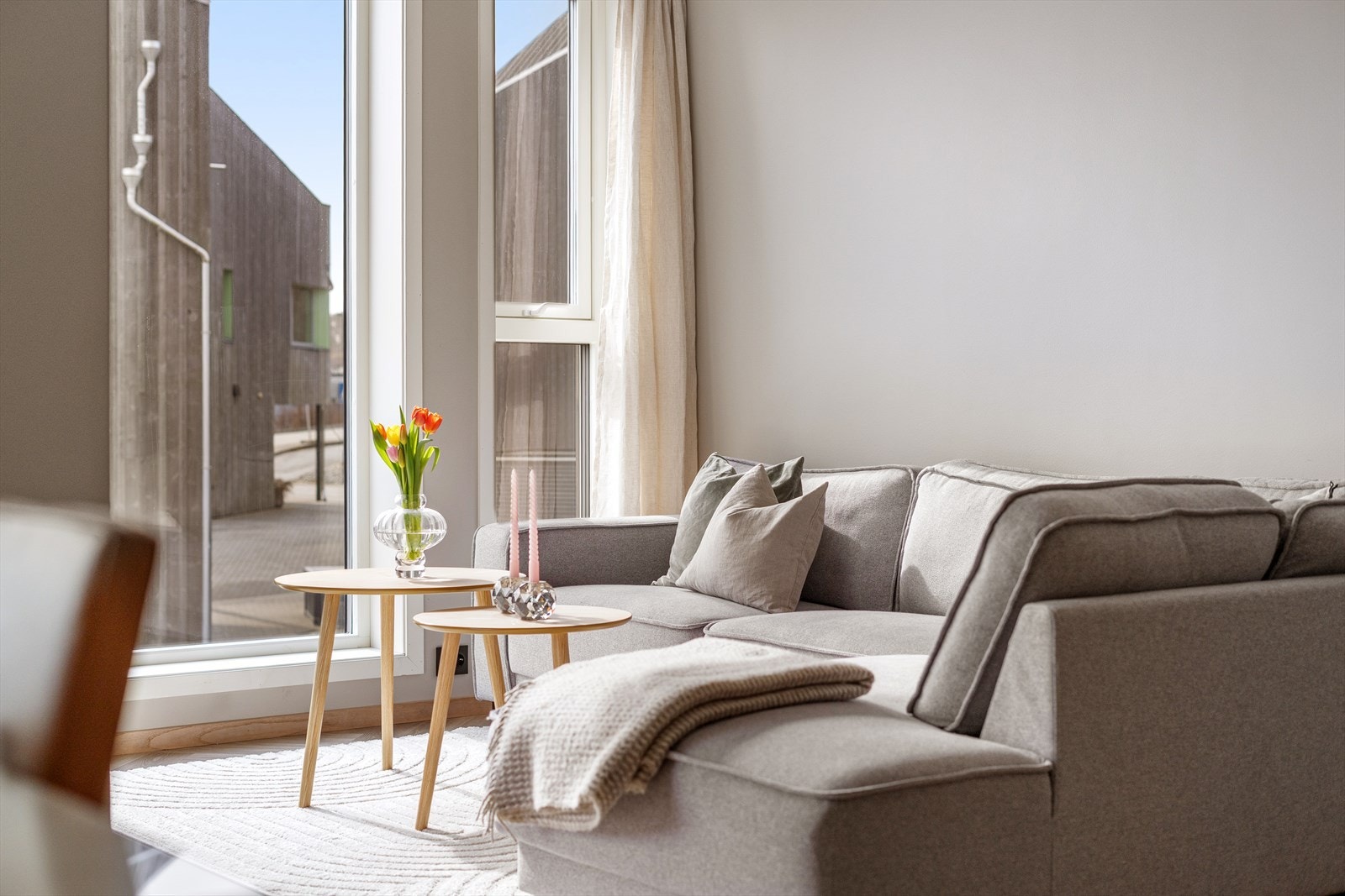 Lys fiskebeins laminat på gulv og ekstra god takhøyde Galleribilde