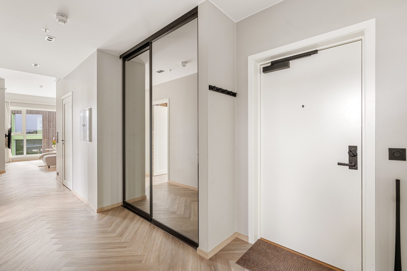 Inngang med fiskebein laminat på gulv og spotter i tak Galleribilde