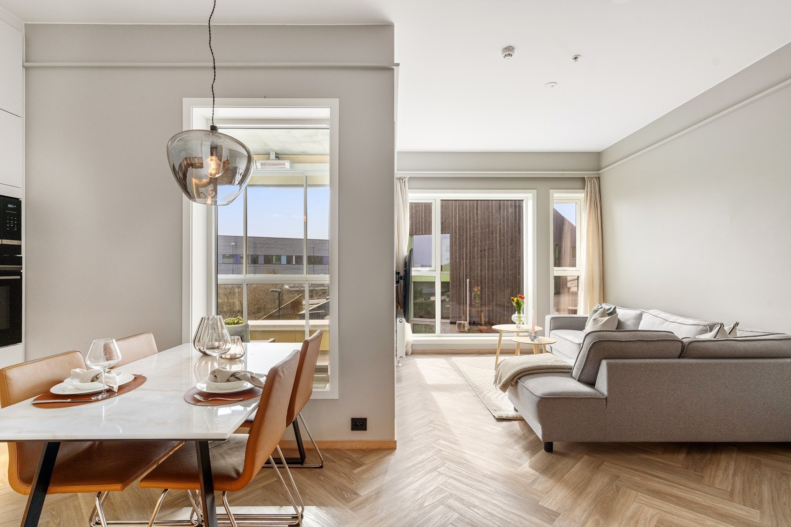 Stuen er enkel å møblere med plass til en sittegruppe og TV-seksjon. Galleribilde