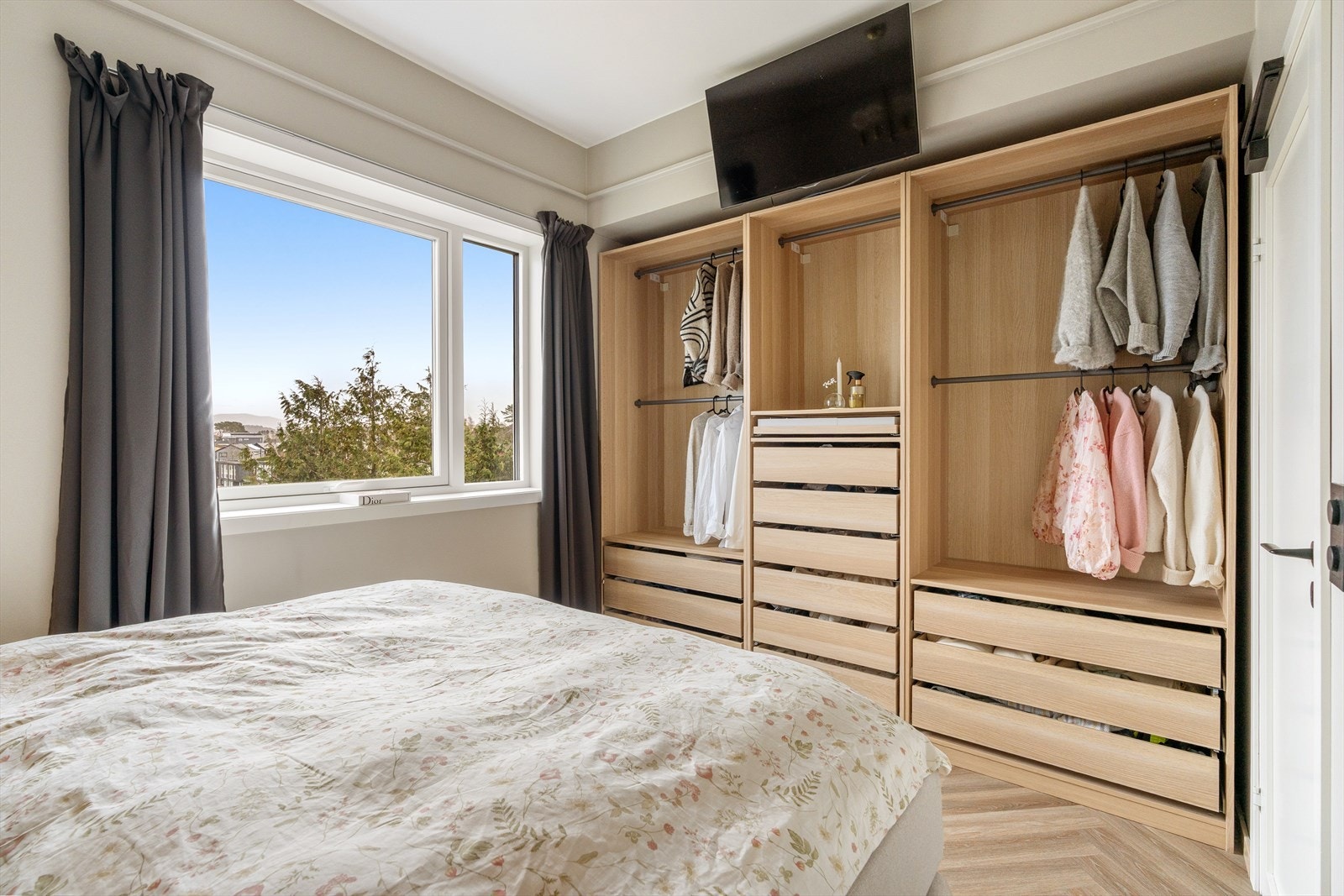 Hovedsoverom av god størrelse med plass til dobbeltseng, samt store vindusflater som gir godt med naturlig lys. God oppbevaringsplass i skyvedørsgarderober. Galleribilde