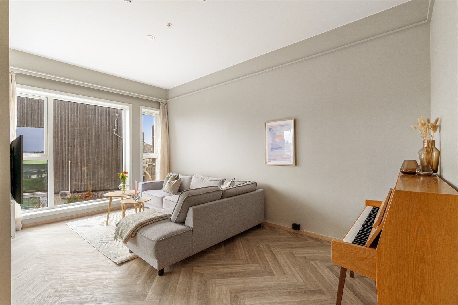 I stuen/kjøkken har du store vindusflater som skaper en god atmosfære i rommet. Galleribilde