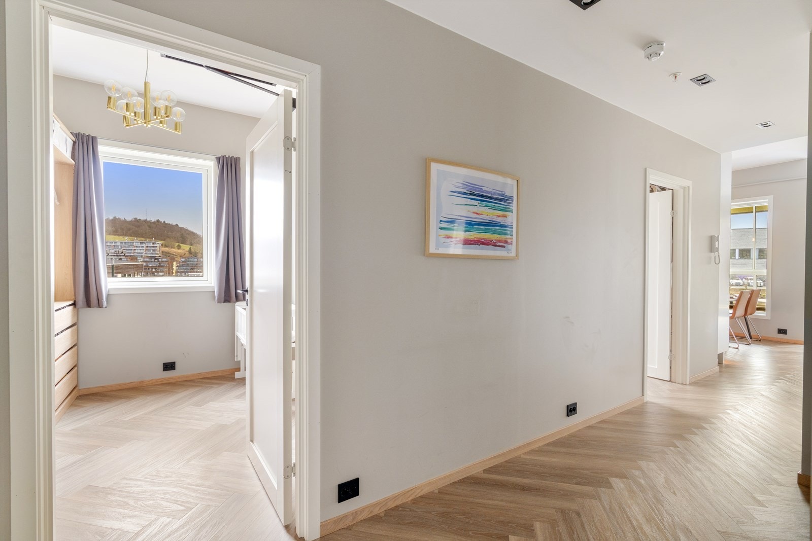 Fra inngangspartiet har du tilkomst til soverom Galleribilde