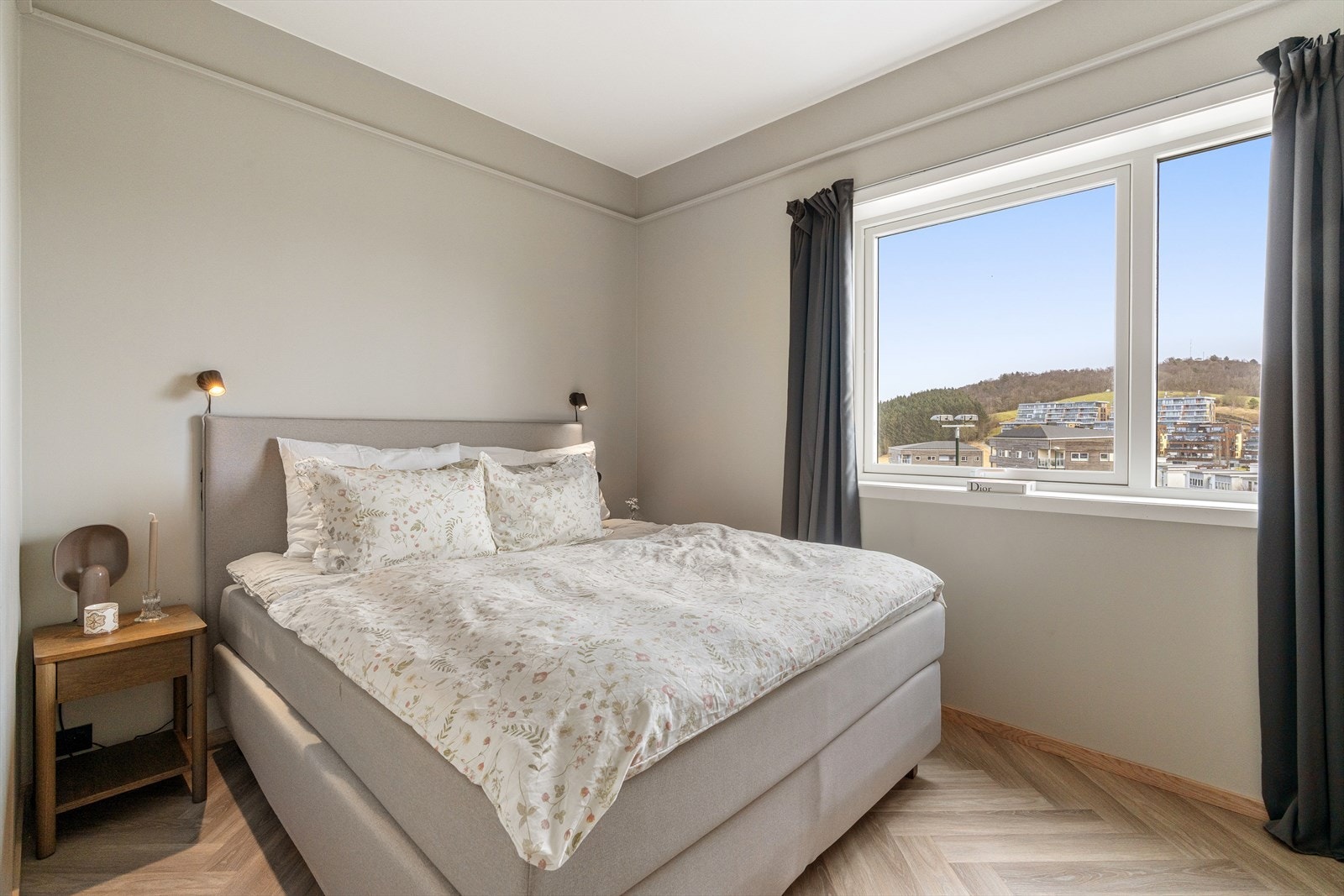 Hovedsoverom av god størrelse med plass til dobbeltseng, samt store vindusflater som gir godt med naturlig lys. God oppbevaringsplass i skyvedørsgarderober. Galleribilde