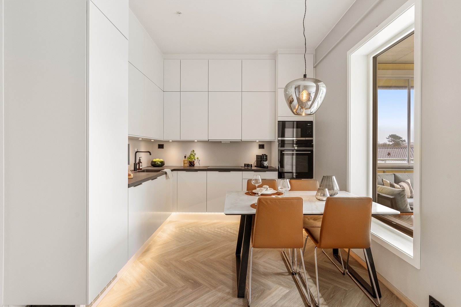 Lys og moderne leilighet med romslig planløsning, stilrent kjøkken, store vinduer og ekstra takhøyde som gir en svært god romfølelse Galleribilde