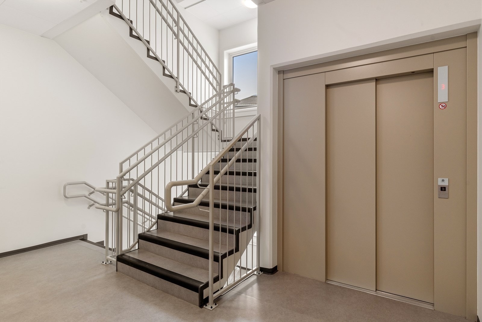 Moderne leilighetskompleks med heis til parkering Galleribilde