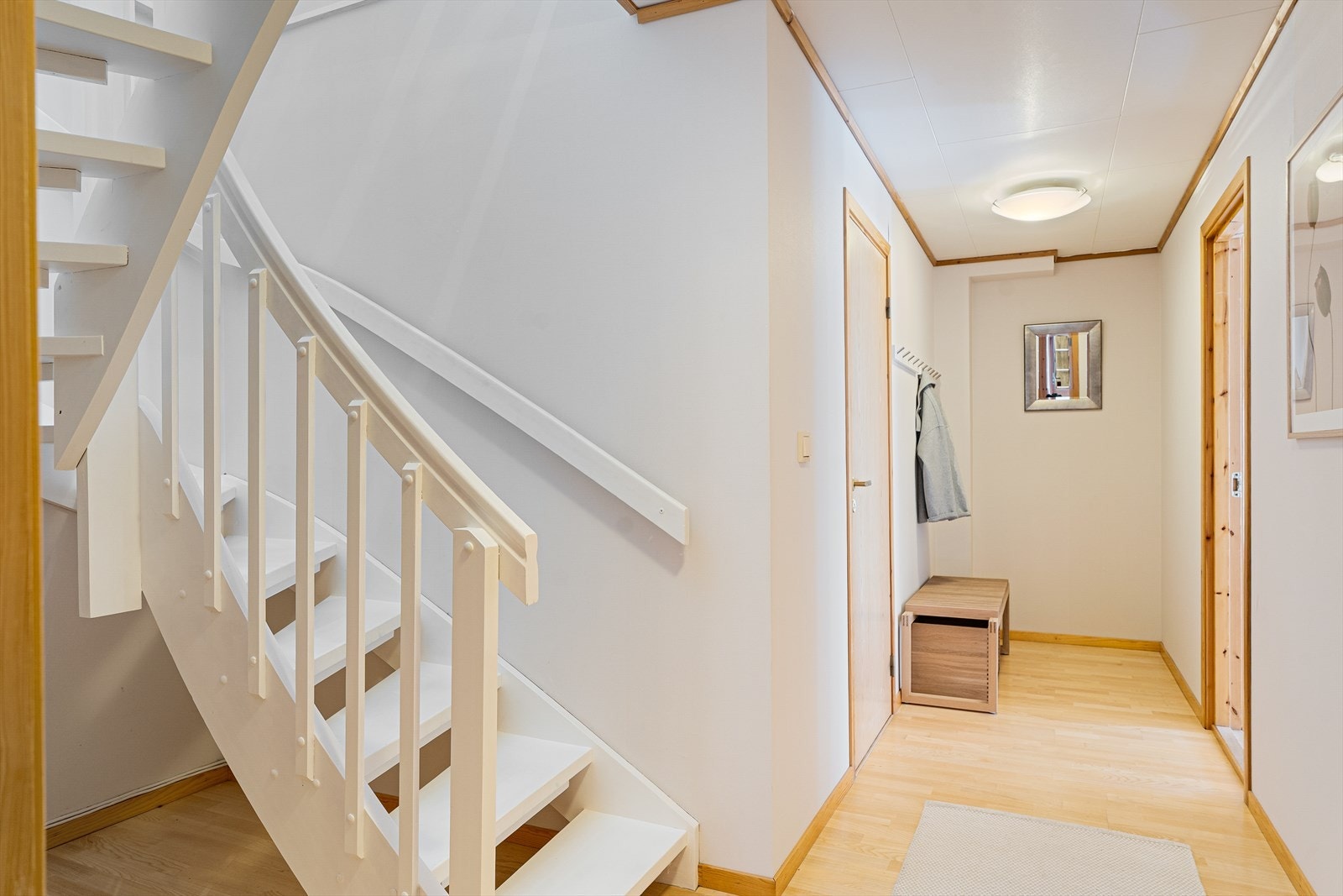 I boligens kjelleretasje finner du gang, kjellerstue, soverom, garderobe, bad, kjellergang, bod og to uinnredede kjellerrom Galleribilde