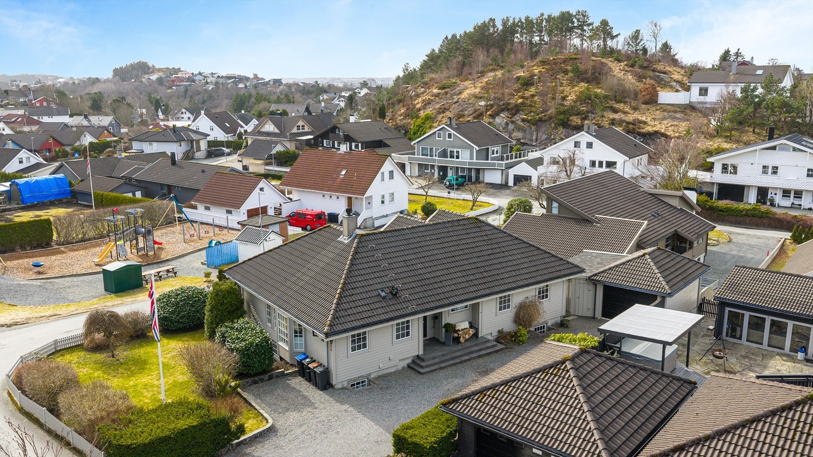 Boligen har valmet tak oppført i trekonstruksjon som er tekket med betongtakstein - ytterveggene er kledd med liggende trepanel som sist ble malt i 2021 Galleribilde